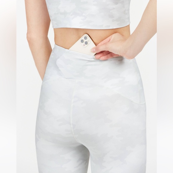 SPANX White Camo Booty Boost Active Printed 7/8 Leggings Size Medium NWT - Picture 4 of 9
